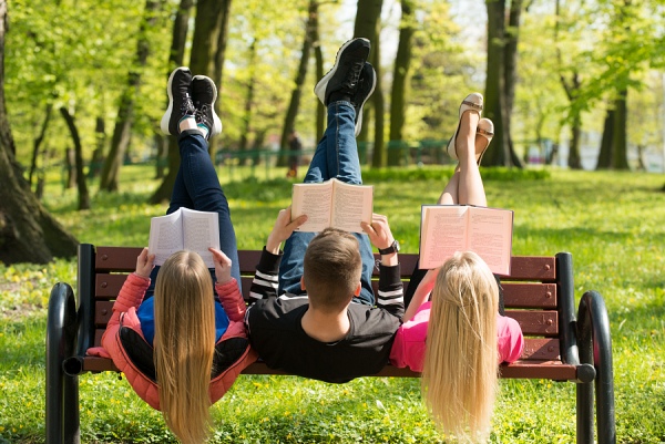 Czytanie książek wiosną w parku – zwariowani nastolatkowie